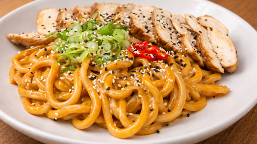 Kuře na paprice do 20 minut s udon nudlemi: Stále stejná krémová omáčka a asijský šmrnc