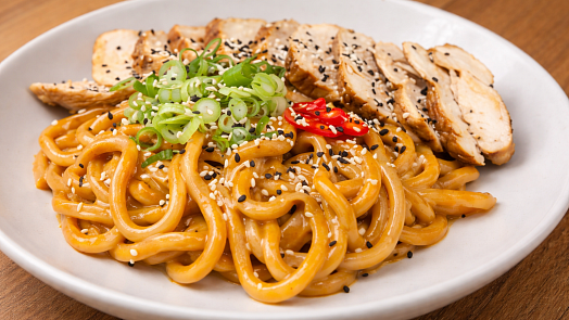 Kuře na paprice do 20 minut s udon nudlemi: Stále stejná krémová omáčka a asijský šmrnc