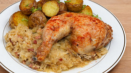 Kuře z jednoho pekáče podle Ostravského Gastrošefa: Křehké maso doplňuje perfektní zelí i luxusní šťáva