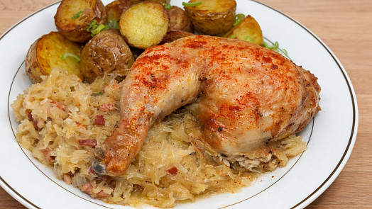 Kuře z jednoho pekáče podle Ostravského Gastrošefa: Křehké maso doplňuje perfektní zelí i luxusní šťáva