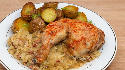 Kuře z jednoho pekáče podle Ostravského Gastrošefa: Křehké maso doplňuje perfektní zelí i luxusní šťáva