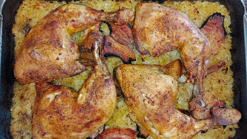 Kuře pečené na zelí má mnoho výhod. Například nabízí více chutí najednou i zaručenou šťavnatost.