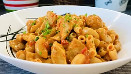 Sedm nejlepších receptů z jedné pánve: Vsaďte na kuře s těstovinami, jednoduché lečo nebo voňavý špenát s vejcem