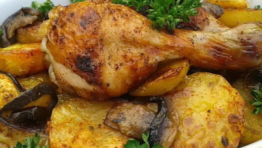 Kuřecí stehna s bramborami už nemusíte připravovat zvlášť. Gastrošef ukázal jednoduchý trik s pekáčem
