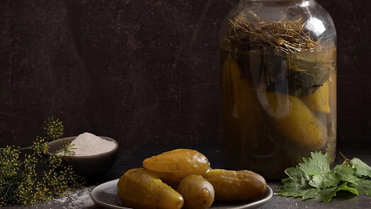 Češi dávají do okurek kopr. V Rumunsku nedají dopustit na jinou aromatickou bylinku. Výsledek je luxusní