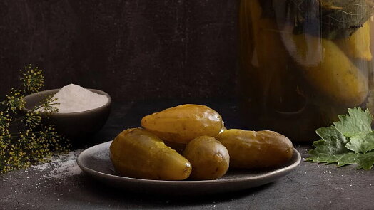 Češi dávají do okurek kopr. V Rumunsku nedají dopustit na jinou aromatickou bylinku. Výsledek je luxusní