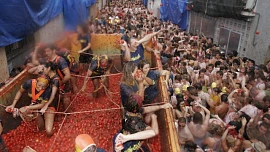 Rajčatová bitva či lyžování na melounech: Poznejte nejšílenější festivaly jídla na světě!