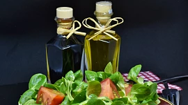 Někdo to rád kyselé: Vinný ocet se hodí do marinád i marmelád, jablečný do salátu