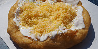 Jak na originální maďarské langoše? Recept je snadný, jen je potřeba těsto před smažením správně vytvarovat