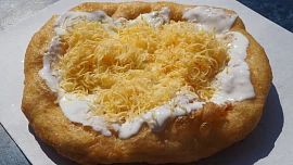 Jak na originální maďarské langoše? Recept je snadný, jen je potřeba těsto před smažením správně vytvarovat