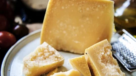 Čím starší, tím lepší. Pravý italský parmezán je doslova delikatesou a králem mezi sýry