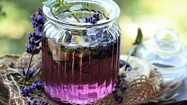 Levandulový sirup: Na voňavý a lahodný nápoj jsou potřeba jen tři ingredience a budeme mít léto ve sklenici