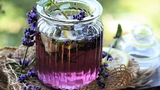 Levandulový sirup: Na voňavý a lahodný nápoj jsou potřeba jen tři ingredience a budeme mít léto ve sklenici
