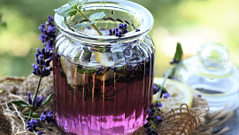 Rychlý levandulový sirup: Na přípravu stačí jen tři ingredience a v kombinaci s proseccem vytvoříte osvěžující letní koktejl