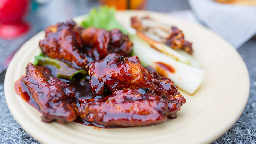 BBQ křidélka vylepší domácí marináda: Omáčka z modrého sýra je pak posune na úplně jiný level