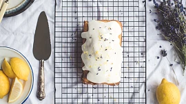 Královna levandule: Kdy ji sbírat, jak ji správně sušit a jak z ní upéct tento voňavý citronový moučník s polevou