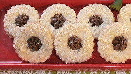 Upečte si linecké s kakaovým krémem a mandlemi: Klasické cukroví voní čokoládou a marmeláda v něm vůbec nechybí