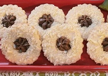 Upečte si linecké s kakaovým krémem a mandlemi: Klasické cukroví voní čokoládou a marmeláda v něm vůbec nechybí