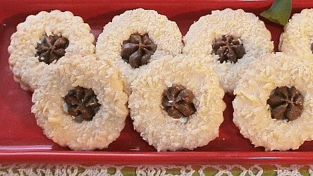 Upečte si linecké s kakaovým krémem a mandlemi: Klasické cukroví voní čokoládou a marmeláda v něm vůbec nechybí