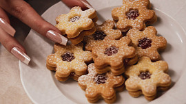 Linecké, které nemusí odležet: Recept z legendárního lahůdkářství Zlatý Kříž zvládne každý opozdilec, chuť cukroví je skvělá