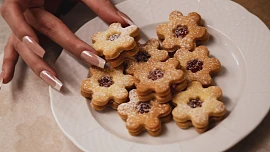 Linecké, které nemusí odležet: Recept z legendárního lahůdkářství Zlatý Kříž zvládne každý opozdilec, chuť cukroví je skvělá