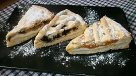 Jak na křupavý linecký koláč se třemi druhy náplní: Perfektní moučník, který si zamiluje celá rodina, voní jablky a povidly