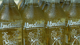 Romantický příběh rakouské limonády Almdudler: Původně byl tento bylinkový nápoj svatebním darem!