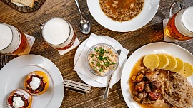 Sladké, smažené, vepřové a neodolatelné: Na Tučný čtvrtek se restaurace předhánějí s masopustními specialitami. Jaké si dáte?