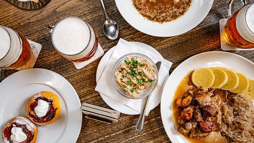 Sladké, smažené, vepřové a neodolatelné: Na Tučný čtvrtek se restaurace předhánějí s masopustními specialitami. Jaké si dáte?