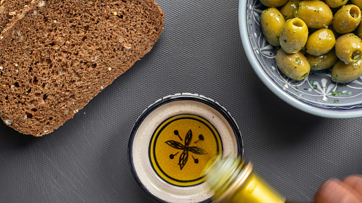 Jeden olej v kuchyni nestačí: Odborník radí, jak a do čeho jednotlivé druhy použít