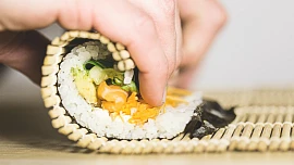 5 kroků k dokonalému sushi. Připravte nejznámější maki rolky skoro jako v japonské restauraci