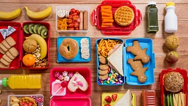 Deset školních svačinek z celého světa: Ve Švédsku frčí tousty s čoko posypkou, v Turecku lodička se sýrem a v Izraeli bamba