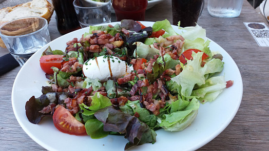 Obohaťte svůj letní jídelníček o nový salát: Ten lyonský výborně zasytí díky třem ingrediencím