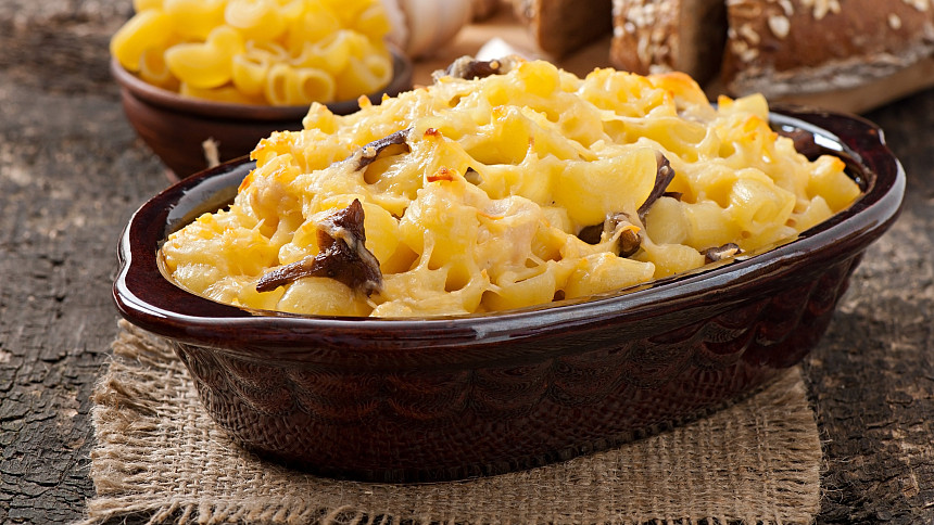 Makarony se sýrem jsou populární nejen v USA. Jde totiž o jednoduchý a sytý produkt s výbornou sýrovou chutí.