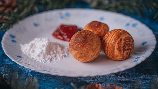 Dánské lívance æbleskiver vypadají jako naše vdolky a voní kardamomem. Díky těstu s podmáslím budou krásně nadýchané