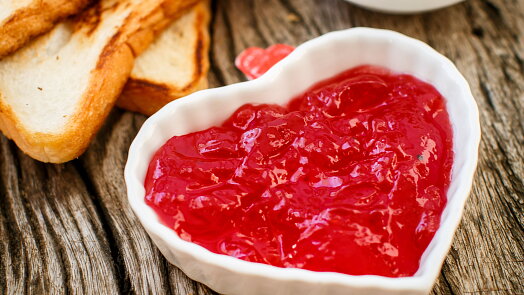 Neobvyklý způsob, jak zpracovat přebytek rajčat. Sladká rajčatová marmeláda chutná podobně jako meruňková