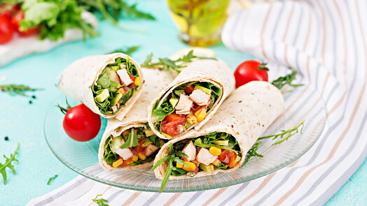 Wrap z tortilly do školy i do práce. Když ho správně zabalíte, nerozpadne se a vydrží nerozmočený až do oběda