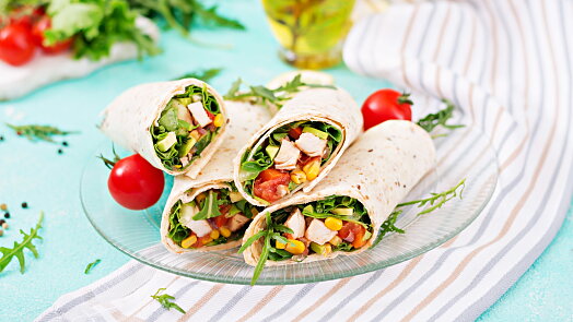 Wrap z tortilly do školy i do práce. Když ho správně zabalíte, nerozpadne se a vydrží nerozmočený až do oběda