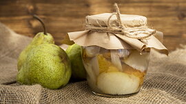 Zavařování hrušek může být jednodušší. Cukrový sirup nemusíte předem vůbec vařit