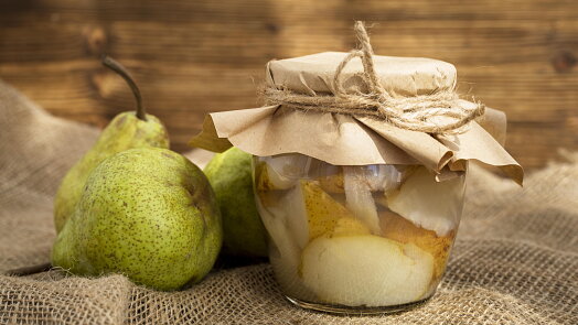 Zavařování hrušek může být jednodušší. Cukrový sirup nemusíte předem vůbec vařit