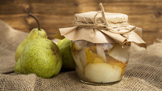 Zavařování hrušek může být jednodušší. Cukrový sirup nemusíte předem vůbec vařit