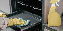 Jak vyčistit připálený plech bez drhnutí? Pomoci může cola i další kuchyňské suroviny