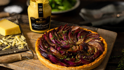 Francouzská elegance na talíři: Tarte Tatin s hořčicí Maille – a soutěž o balíček lahůdek od Maresi! Francouzská elegance na talíři: Tarte Tatin s hořčicí Maille – a soutěž o balíček lahůdek od Maresi!