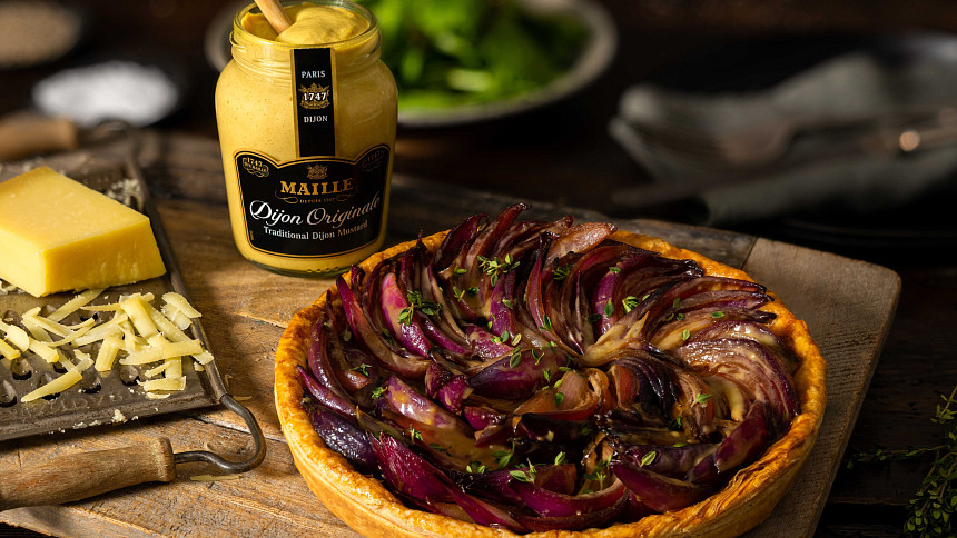 Francouzská elegance na talíři: Tarte Tatin s hořčicí Maille – a soutěž o balíček lahůdek od Maresi! Francouzská elegance na talíři: Tarte Tatin s hořčicí Maille – a soutěž o balíček lahůdek od Maresi!