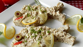 Pomazánka z uzené makrely je snadná na přípravu, má skvělou a výraznou chuť, přitom ji vyrobíte jen za pár korun
