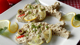 Pomazánka z uzené makrely je snadná na přípravu, má skvělou a výraznou chuť, přitom ji vyrobíte jen za pár korun