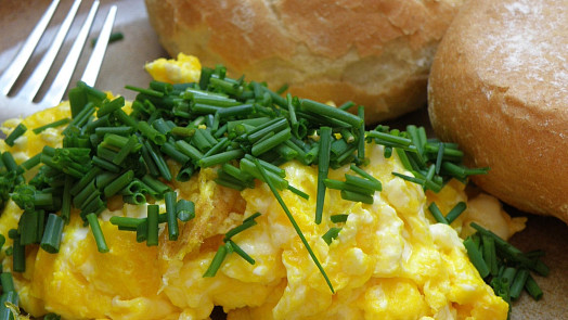 Jak vypěstovat pažitku ze semínek na parapetu: Stačí jižní okno a pravidelné rosení