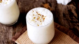 Indický nápoj lassi je dokonalým letním osvěžením. Je libo sladký, slaný nebo ovocný?