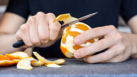 Vyhazovat slupky od ovoce a zeleniny může být chyba. Banánová bělí zuby, bramborová zrychluje metabolismus a melounová čistí pleť