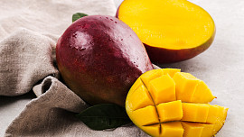Exotické ovoce na Vánoce: Jak poznat zralé mango? Jde to dobře po hmatu i podle tvaru ovoce kolem stopky